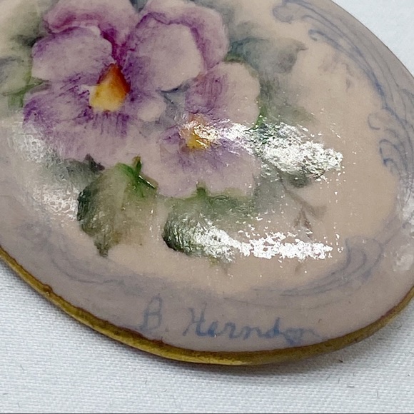 Vintage Purple Flower Ceramic Brooch Pin Gold Edge Handpainted Signed - Picture 2 of 4